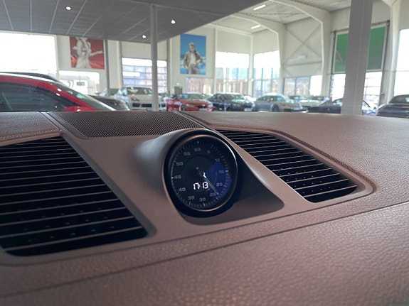 Porsche Cayenne 10 of 18