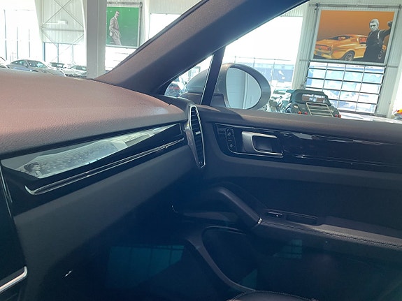Porsche Cayenne 15 of 18
