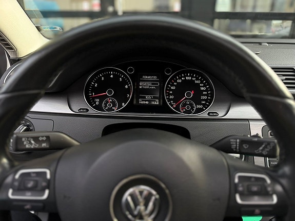Volkswagen Passat 13 of 26