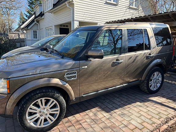 Land Rover Discovery 4 2 of 9