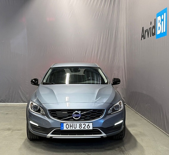 Volvo V60 Cross Country 2 of 5