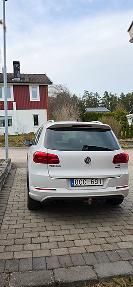 Volkswagen Tiguan 2 of 6