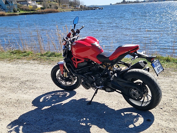 Ducati Monster 1200R 4 of 5