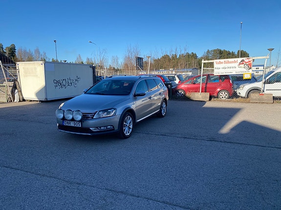 Volkswagen Passat Alltrack 2 of 5