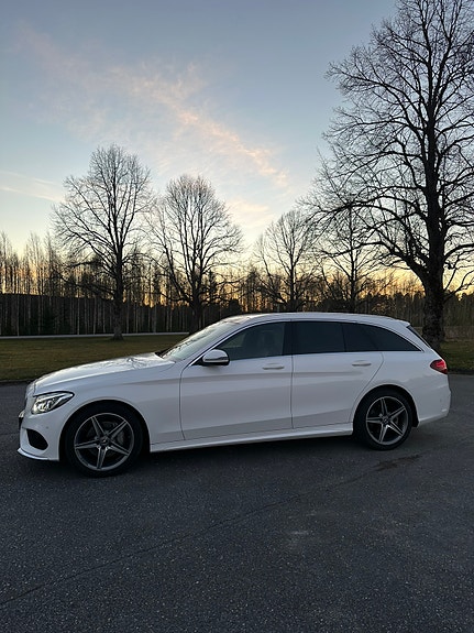 Mercedes-Benz C220 2 of 4