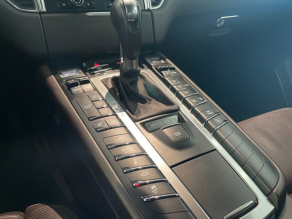 Porsche Macan 13 of 19