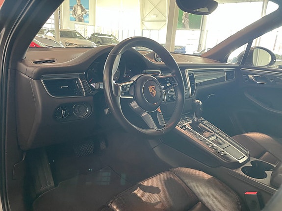 Porsche Macan 7 of 19