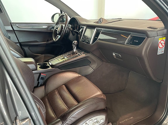 Porsche Macan 16 of 19