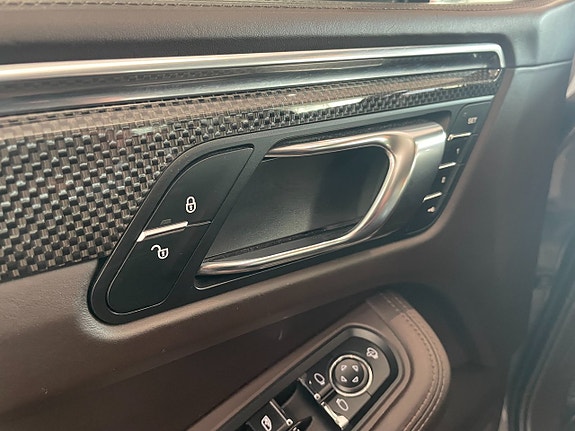 Porsche Macan 11 of 19