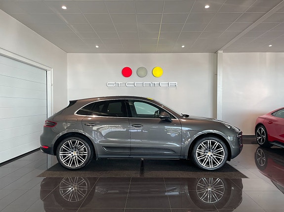 Porsche Macan 2 of 5