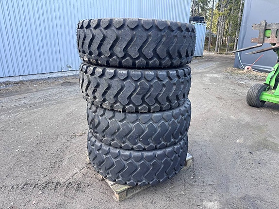 Däck lite använd 17,5 x 25  4 st. Pris 20.000:-