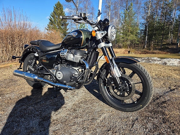 Royal Enfield Super meteor 650 2 of 5