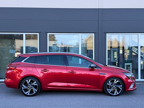 Renault Megane IV 2 of 5
