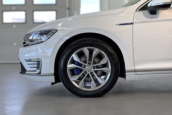 Volkswagen Passat 2 of 5