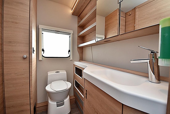 Knaus 650 PXB Südwind, Queenbed 21 of 26