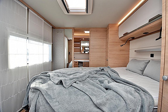 Knaus 650 PXB Südwind, Queenbed 10 of 26