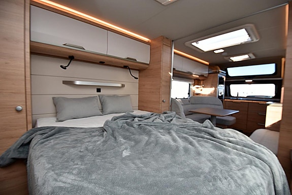 Knaus 650 PXB Südwind, Queenbed 12 of 26