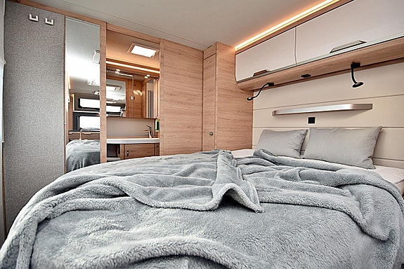 Knaus 650 PXB Südwind, Queenbed 11 of 26