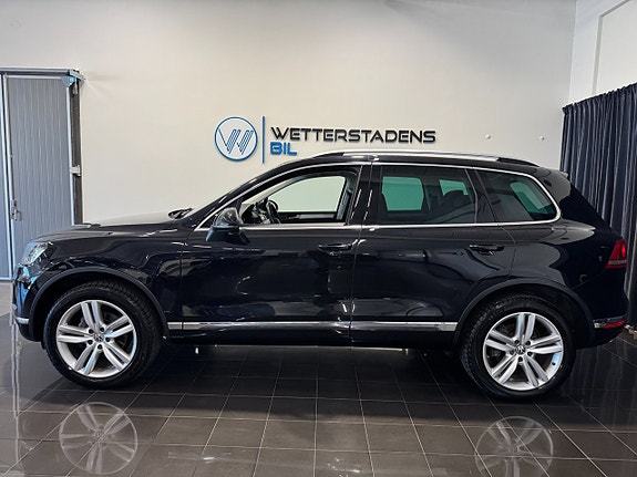 Volkswagen Touareg 2 of 5