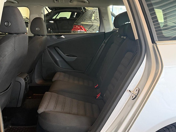 Volkswagen Passat 9 of 15