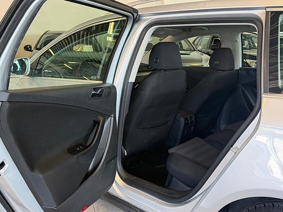 Volkswagen Passat 8 of 15