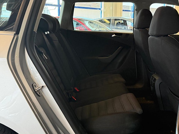 Volkswagen Passat 12 of 15