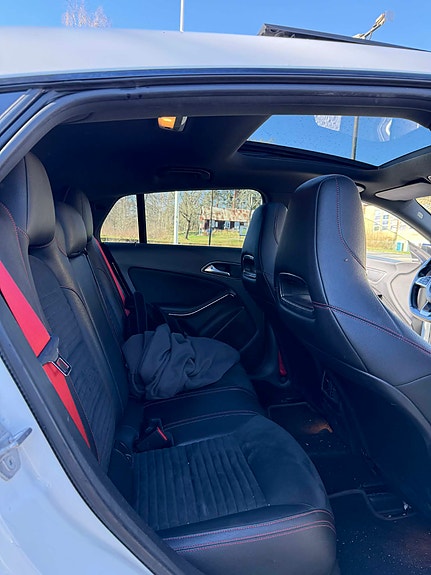 Mercedes-Benz CLA250 6 of 8
