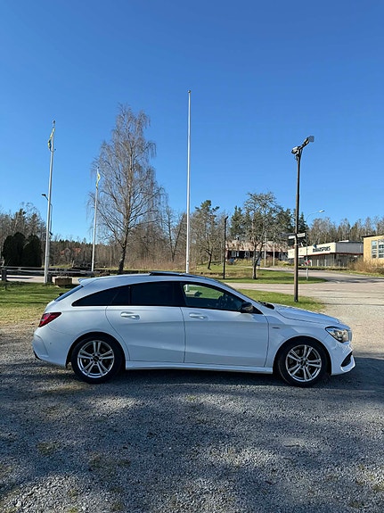 Mercedes-Benz CLA250 3 of 5