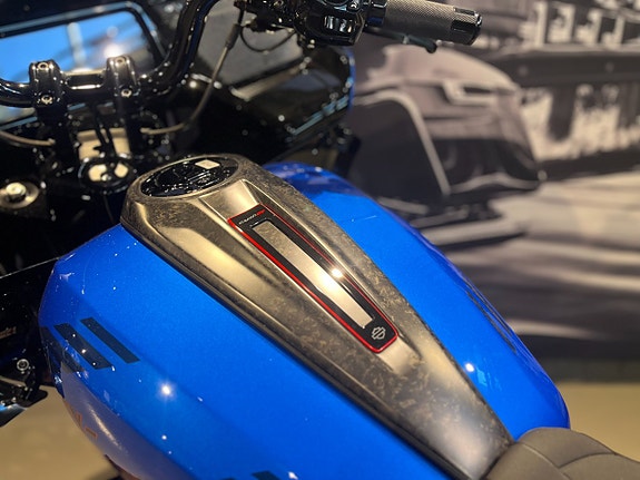 Harley-Davidson CVO Road Glide ST "Electric Coast" 17 of 22