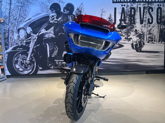Harley-Davidson CVO Road Glide ST "Electric Coast" 4 of 22