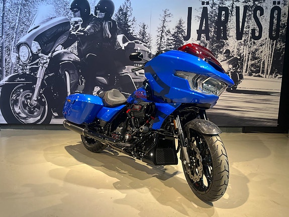 Harley-Davidson CVO Road Glide ST "Electric Coast" 3 of 22