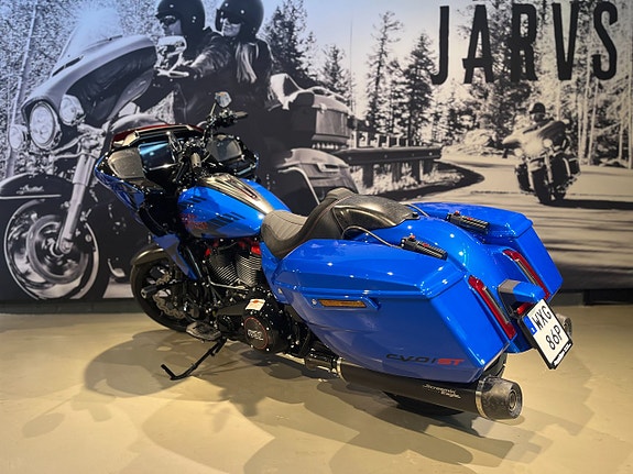Harley-Davidson CVO Road Glide ST "Electric Coast" 7 of 22