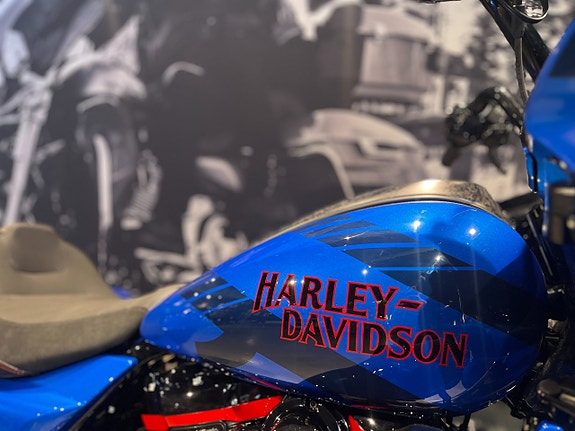 Harley-Davidson CVO Road Glide ST "Electric Coast" 13 of 22