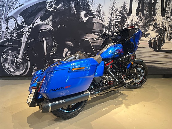 Harley-Davidson CVO Road Glide ST "Electric Coast" 8 of 22
