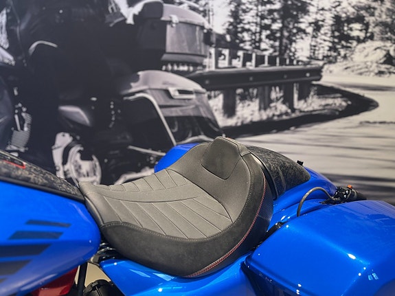 Harley-Davidson CVO Road Glide ST "Electric Coast" 19 of 22