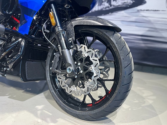 Harley-Davidson CVO Road Glide ST "Electric Coast" 15 of 22
