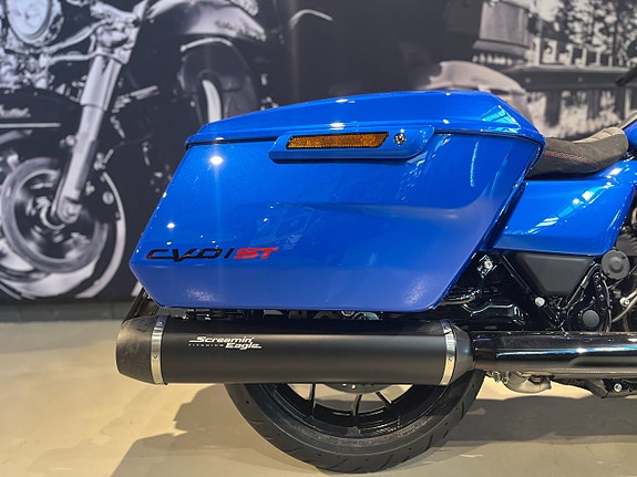 Harley-Davidson CVO Road Glide ST "Electric Coast" 10 of 22