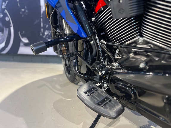 Harley-Davidson CVO Road Glide ST "Electric Coast" 18 of 22