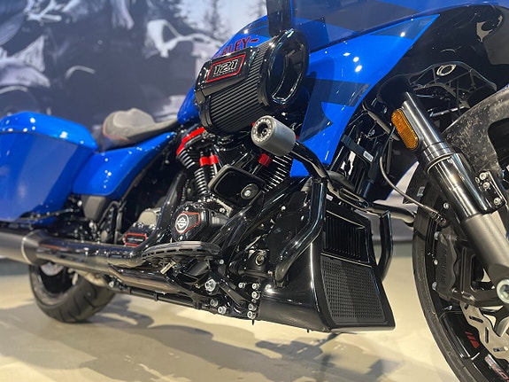 Harley-Davidson CVO Road Glide ST "Electric Coast" 14 of 22