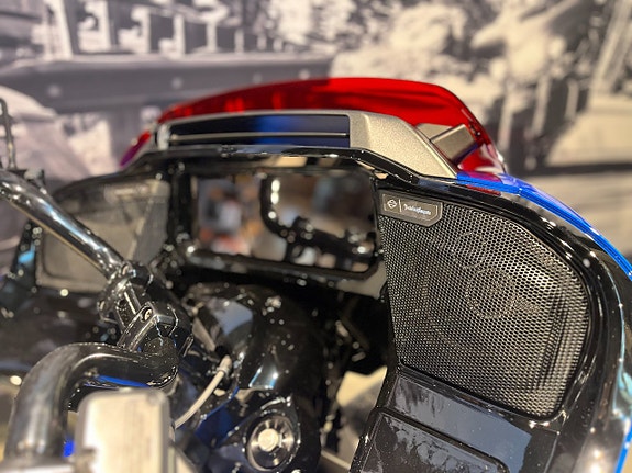 Harley-Davidson CVO Road Glide ST "Electric Coast" 16 of 22