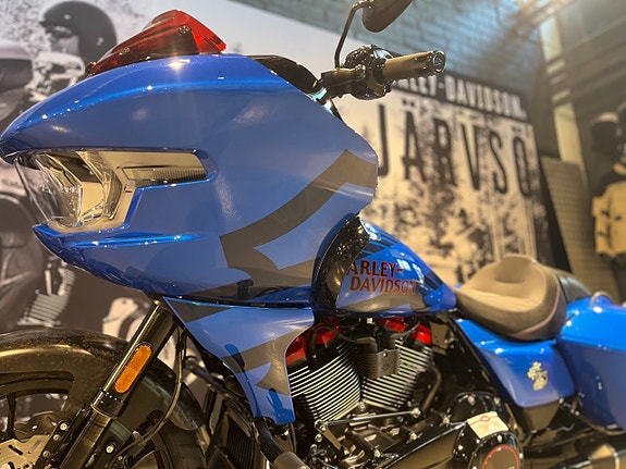 Harley-Davidson CVO Road Glide ST "Electric Coast" 22 of 22