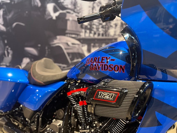 Harley-Davidson CVO Road Glide ST "Electric Coast" 12 of 22