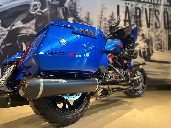 Harley-Davidson CVO Road Glide ST "Electric Coast" 9 of 22