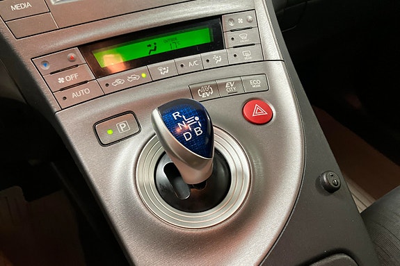 Toyota Prius Plug-in Hybrid 22 of 27