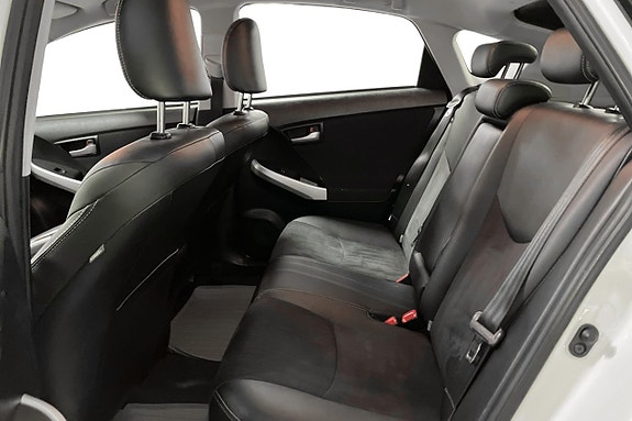Toyota Prius Plug-in Hybrid 16 of 27