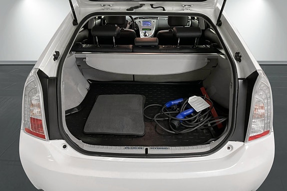 Toyota Prius Plug-in Hybrid 17 of 27