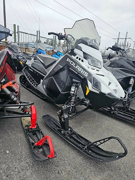 Polaris NORDIC PRO S4 146 White/Black 7S vårkampanj 2 of 3