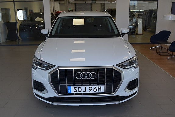 Audi Q3 2 of 15