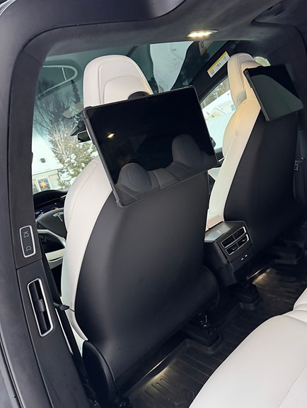 Tesla Model X 4 of 7