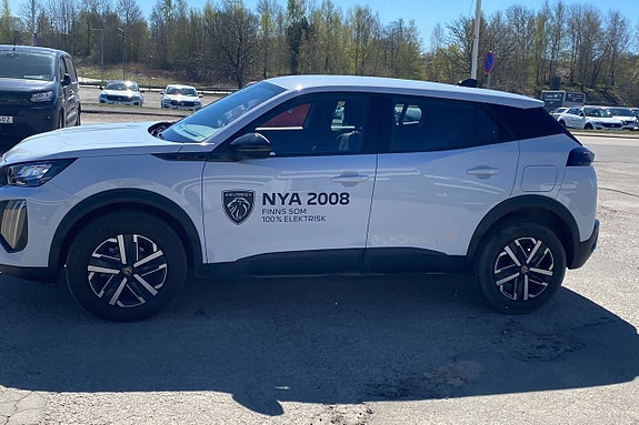 Peugeot 2008 2 of 5